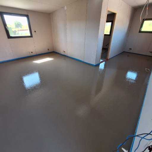 Application chape fluide sur chantier